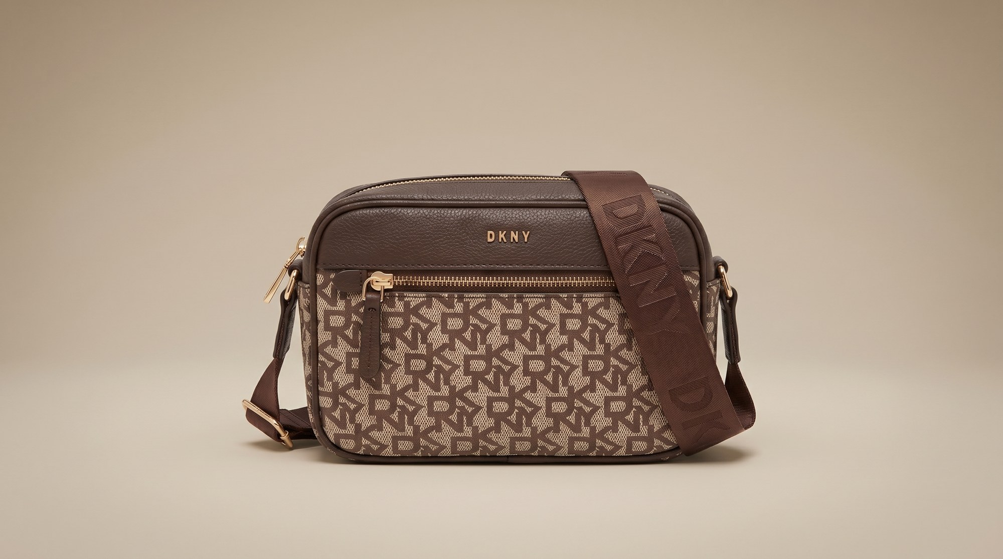 Sac DKNY chocolat monogramme, bandoulière signature et finitions dorées