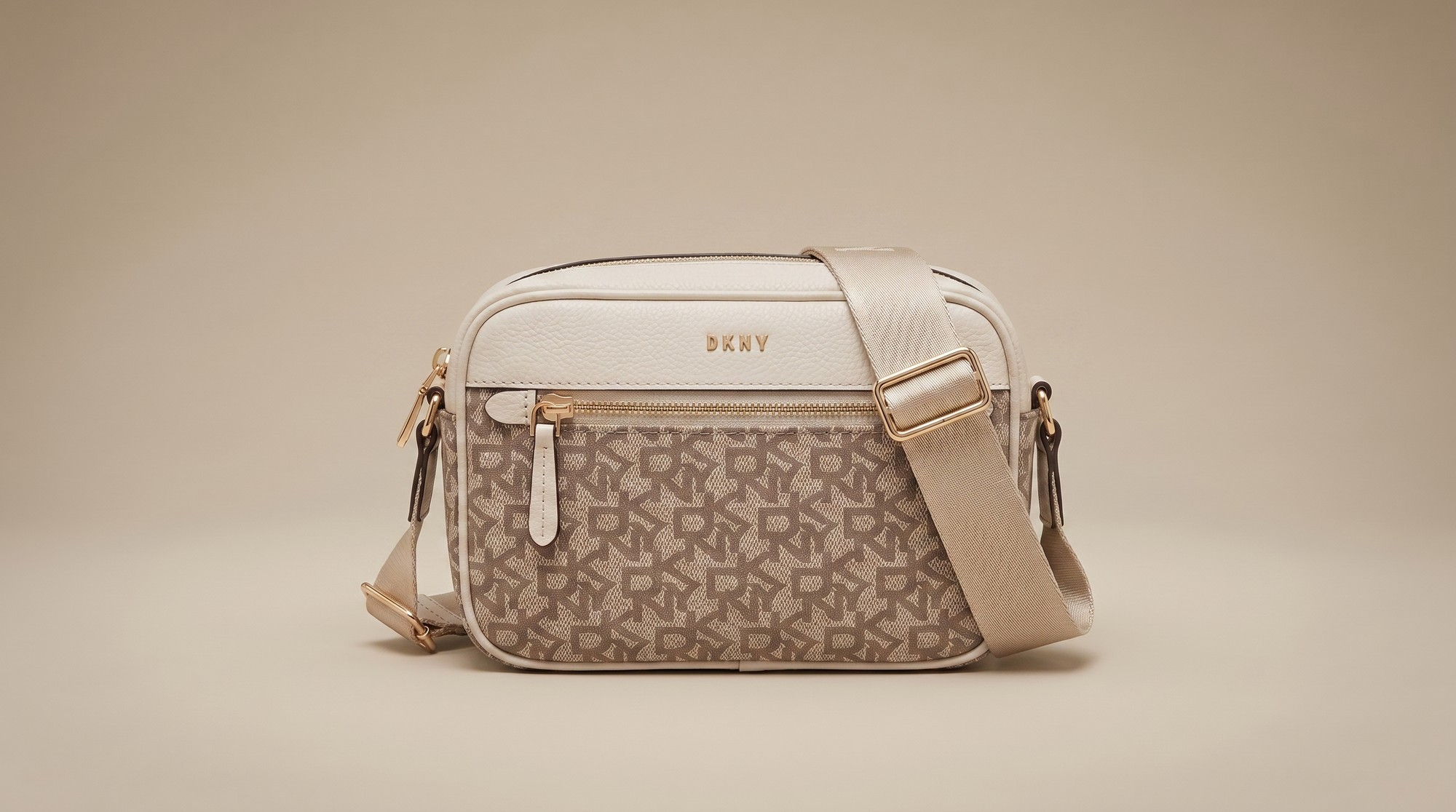 Sac DKNY crème signature, bandoulière signature et quincaillerie dorée