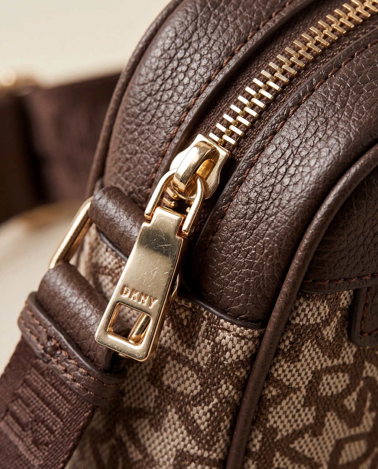 Sac chocolat — zip doré