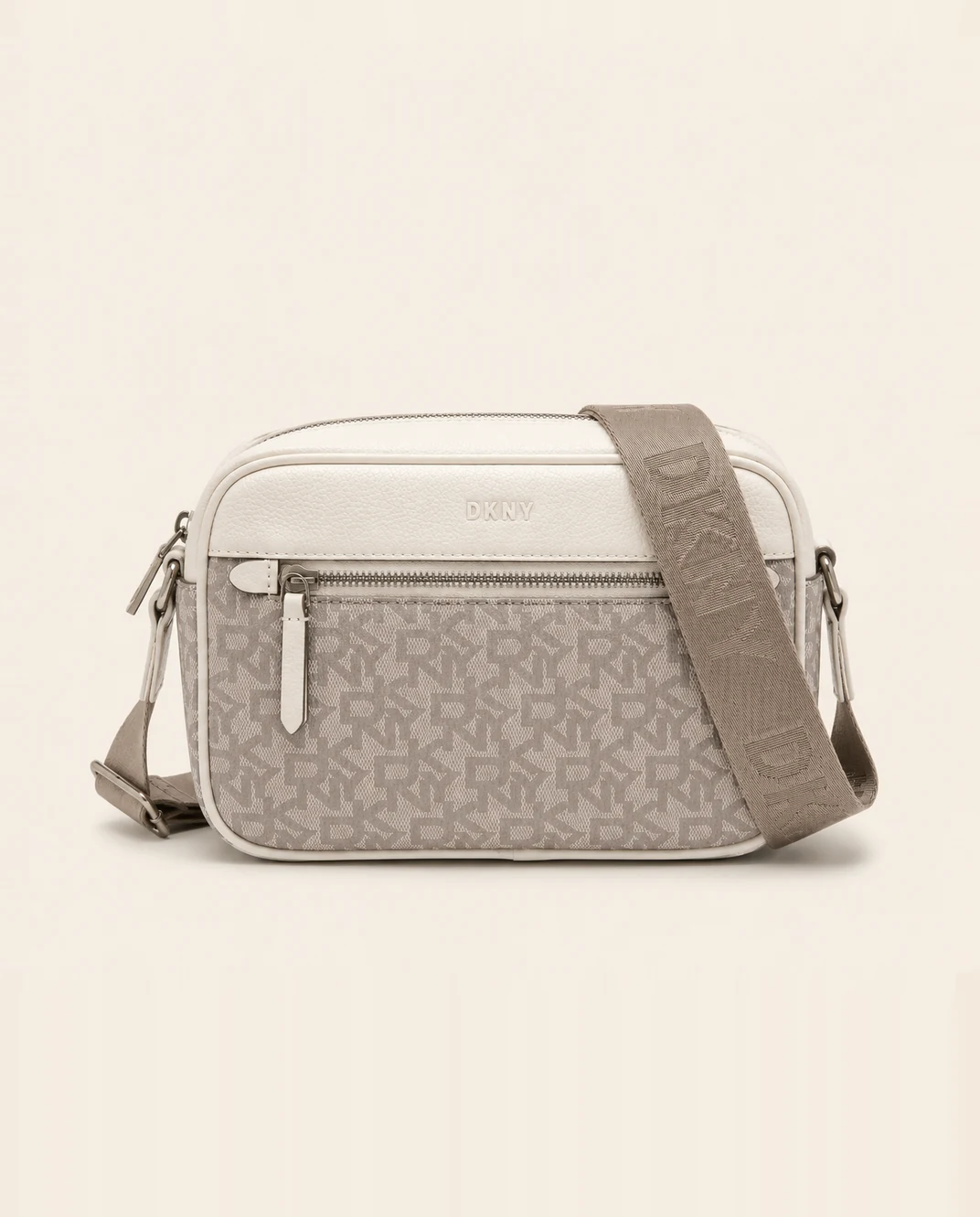 Sac DKNY crème signature vu de face, sangle logo DKNY et finitions argentées